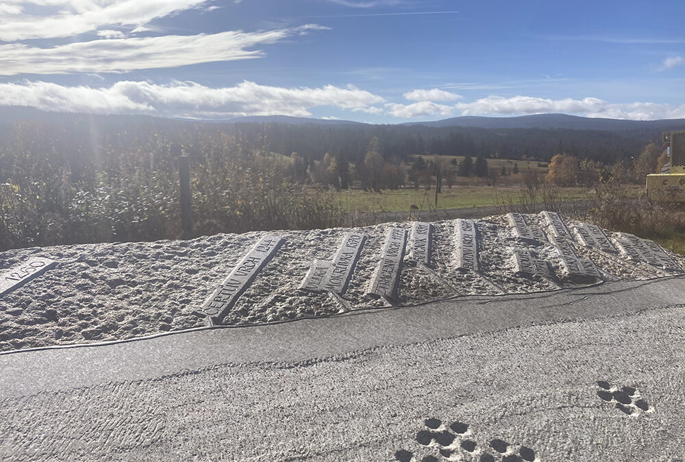 Kamenná panoramatická mapa s lavičkou ve Filipově Huti